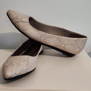 Life Stride "Cute Champagne Cano" snakeskin pattern cream/tan flats EUC sz. 8.5M